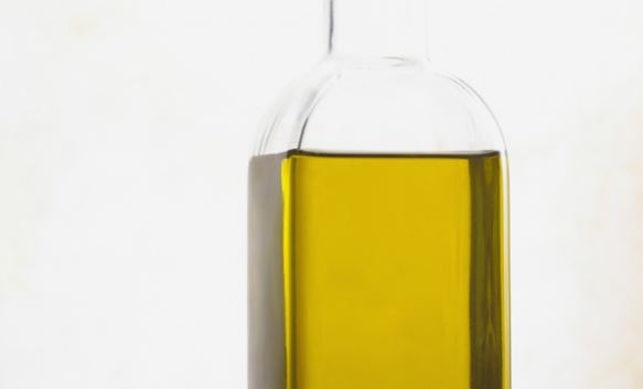 L’olio extravergine è il regalo perfetto da portare a cena